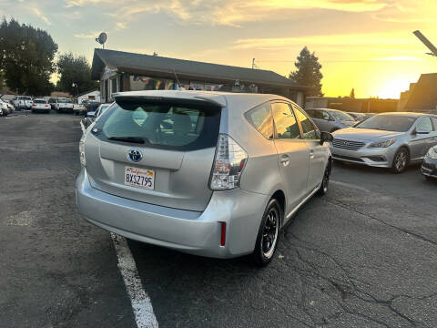 2014 Toyota Prius v Two
