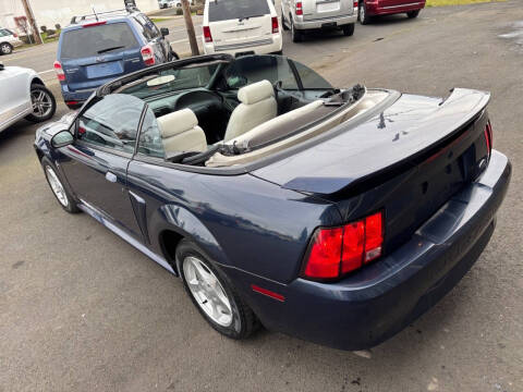 2003 Ford Mustang Deluxe