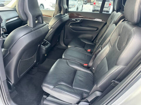 2016 Volvo XC90 T6 Momentum