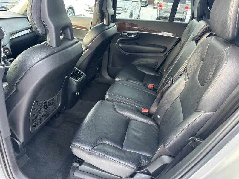 2016 Volvo XC90 T6 Momentum