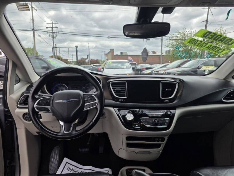 2017 Chrysler Pacifica Touring-L
