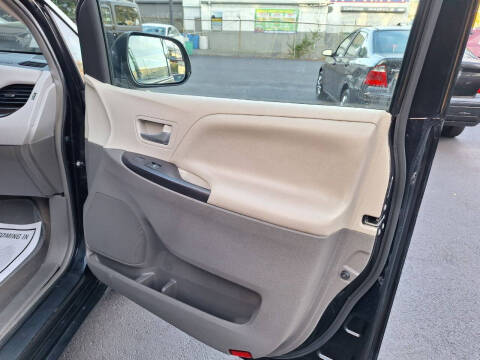 2015 Toyota Sienna LE 7-Passenger Auto Access Seat