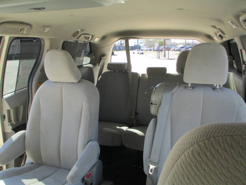 2011 Toyota Sienna LE 7-Passenger Auto Access Seat
