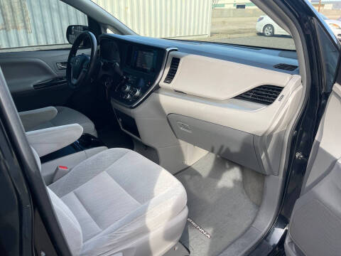 2016 Toyota Sienna LE 7-Passenger Auto Access Seat