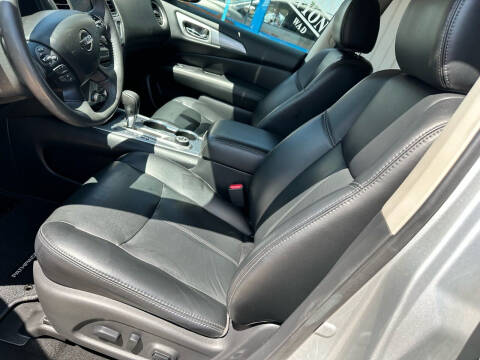 2017 Nissan Pathfinder SL