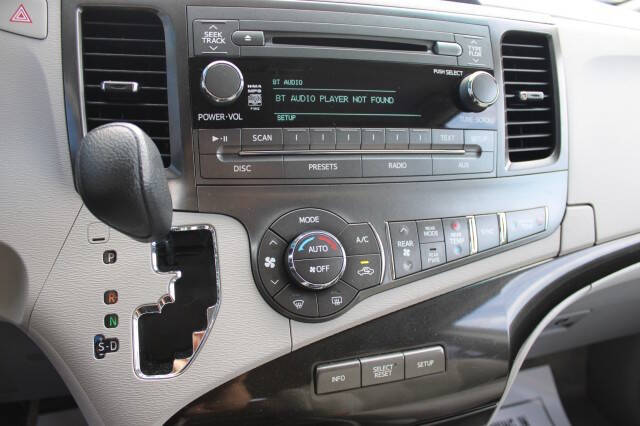 2014 Toyota Sienna LE Mobility 7-Passenger