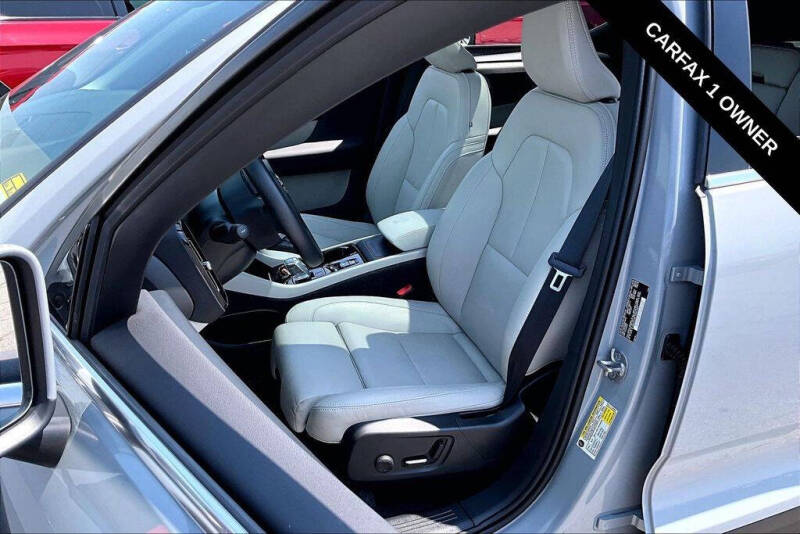 2024 Volvo XC40 B5 Plus Bright Theme