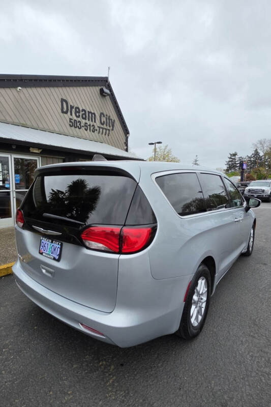 2022 Chrysler Voyager LX