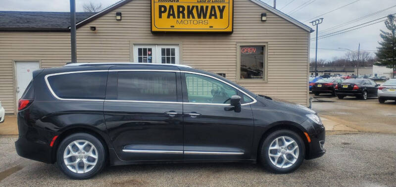 2018 Chrysler Pacifica for sale at Parkway Motors in Springfield IL