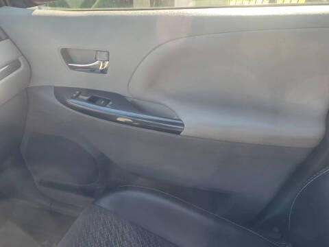 2013 Toyota Sienna SE 8-Passenger