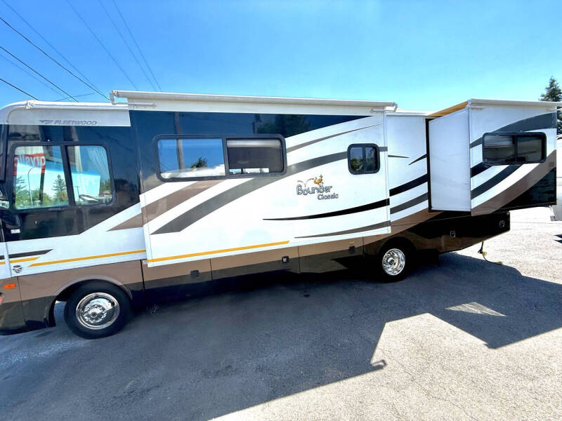 2010 Fleetwood RV Bounder 30’ Double Slide!!!