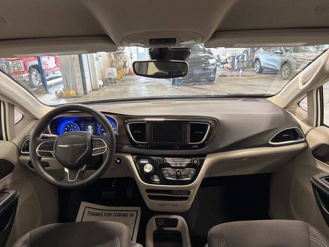 2023 Chrysler Voyager LX