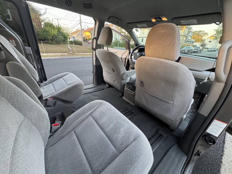 2019 Toyota Sienna LE 8-Passenger