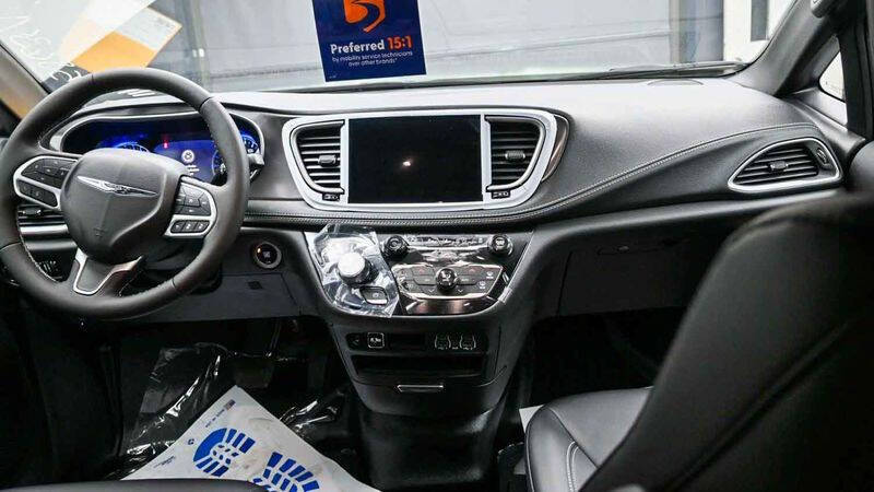 2025 Chrysler Pacifica Select