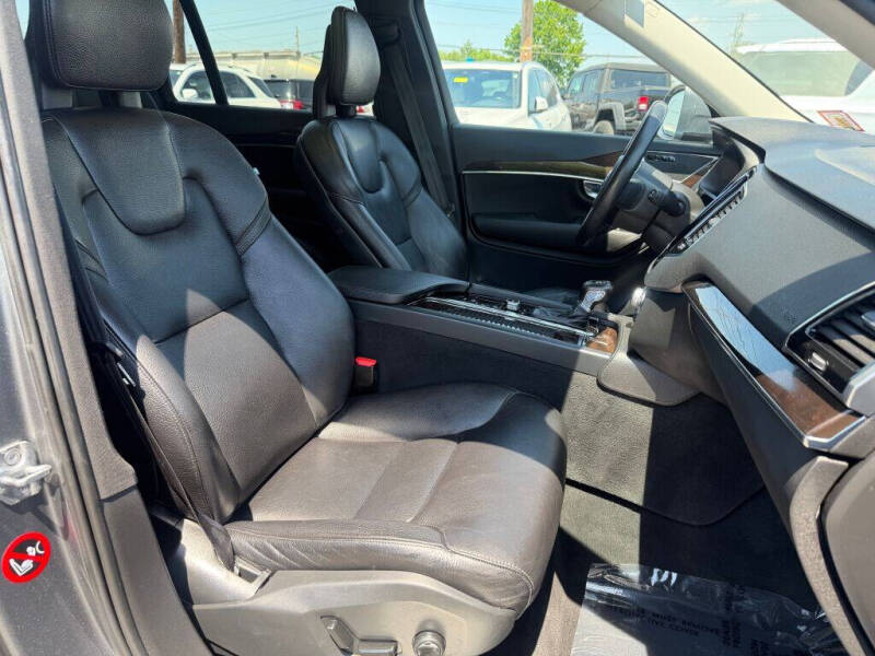 2017 Volvo XC90 T6 Momentum