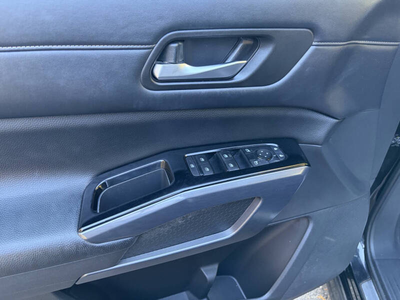 2023 Nissan Pathfinder SL