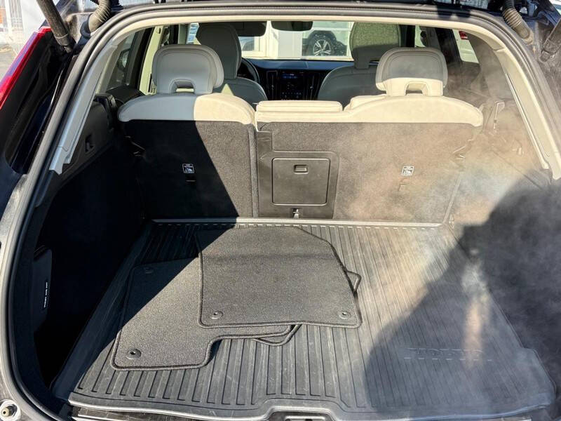 2023 Volvo XC60 B5 Plus Dark Theme