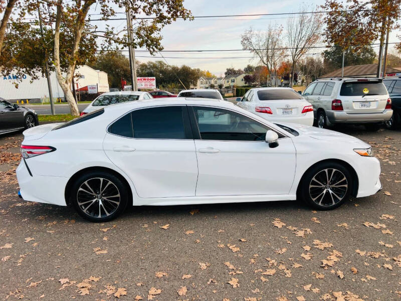 2018 Toyota Camry SE photo 6