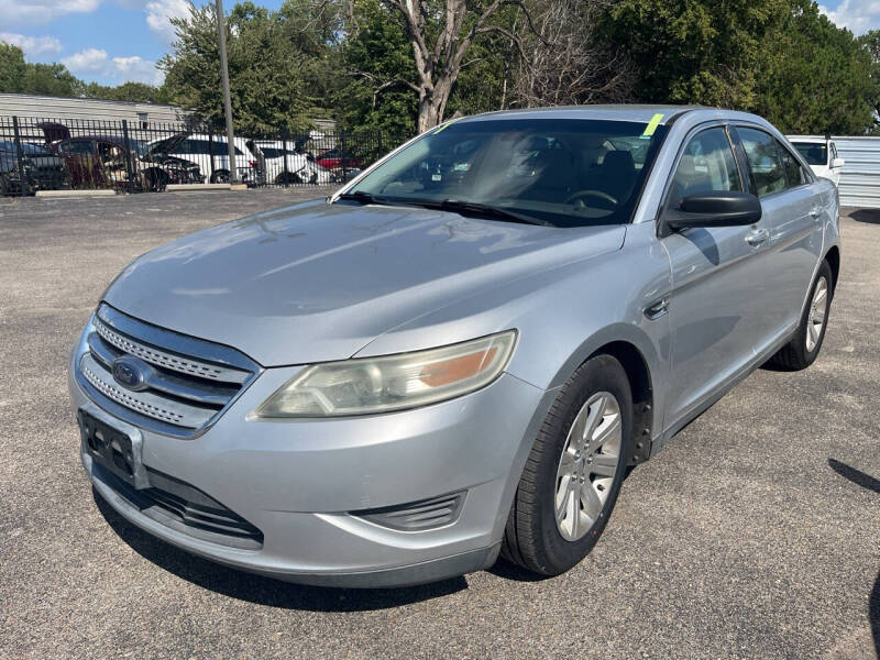 2010 Ford Taurus SE's photo