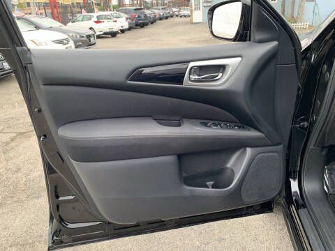 2017 Nissan Pathfinder SV