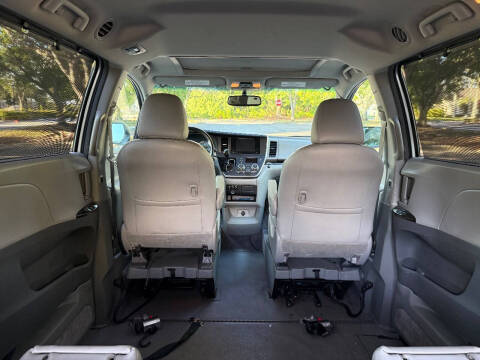 2016 Toyota Sienna XLE 7-Passenger Auto Access Seat