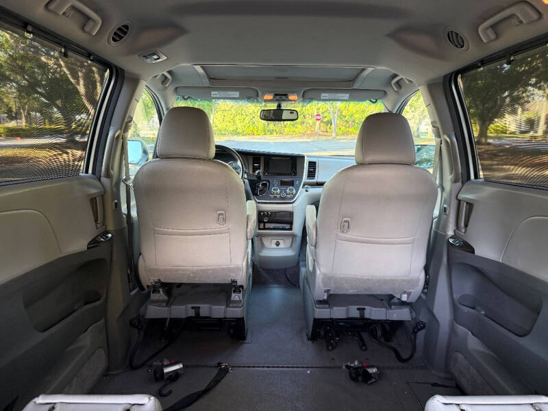 2016 Toyota Sienna XLE 7-Passenger Auto Access Seat