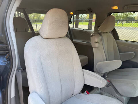 2014 Toyota Sienna LE Mobility 7-Passenger