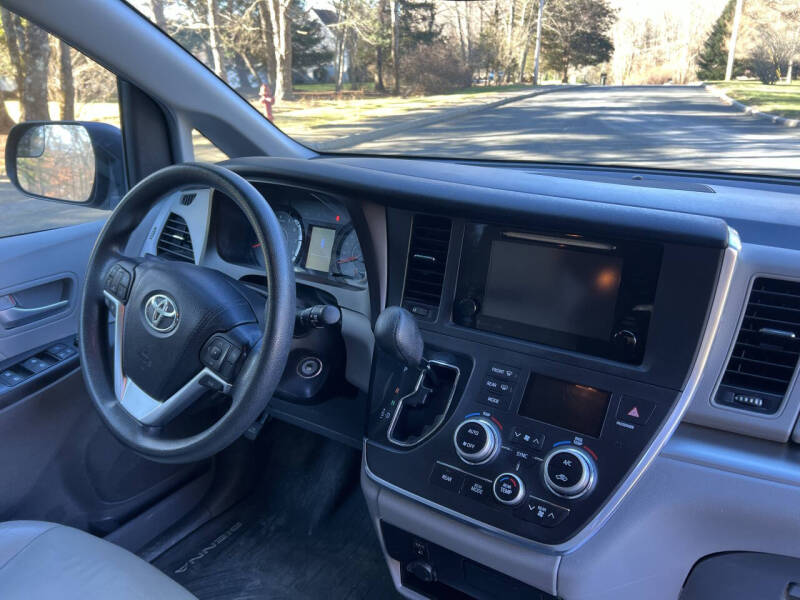 2017 Toyota Sienna LE 7-Passenger