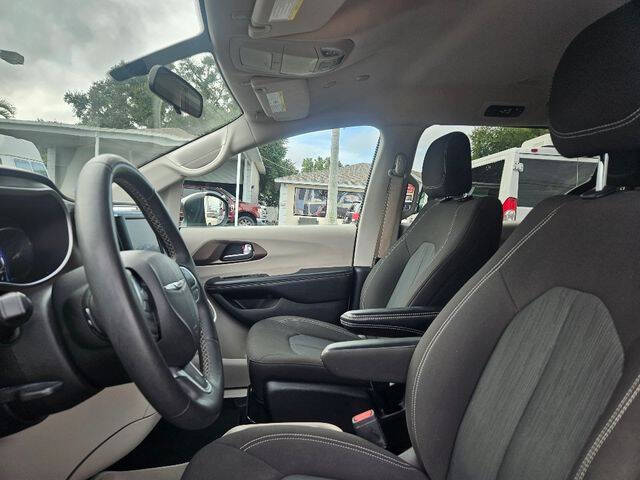 2022 Chrysler Voyager LX