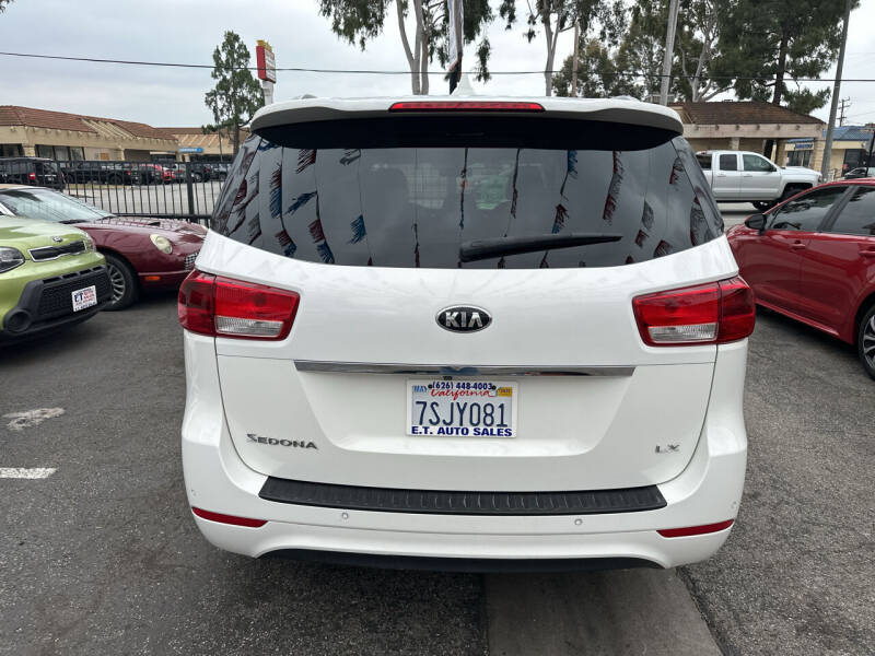 2016 Kia Sedona LX photo 4