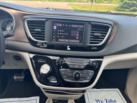 2022 Chrysler Voyager LX