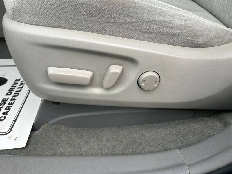 2012 Toyota Sienna LE 7-Passenger Auto Access Seat