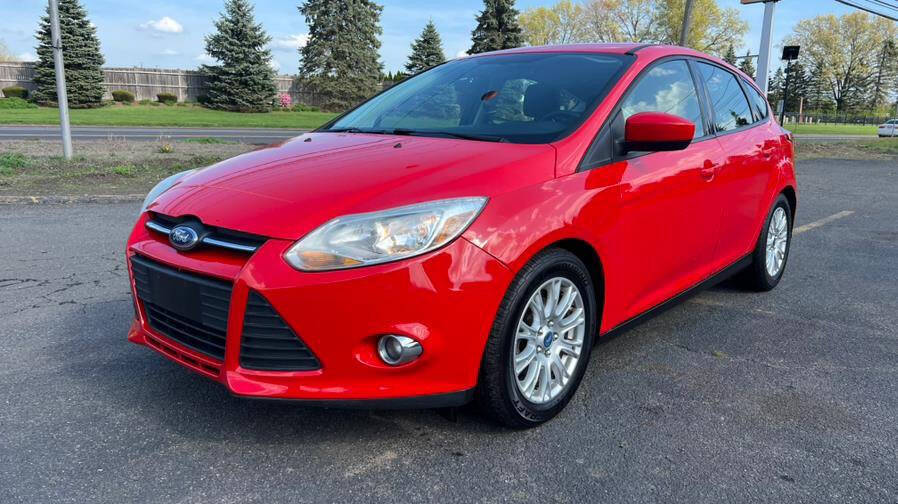Red 2012 Ford Focus SE SE 4dr Hatchback 1