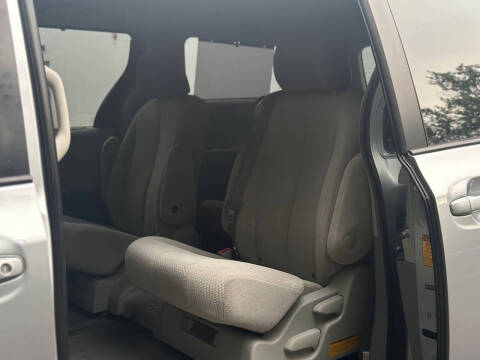 2013 Toyota Sienna LE 8-Passenger