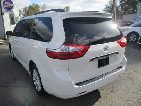 2017 Toyota Sienna Limited Premium 7-Passenger