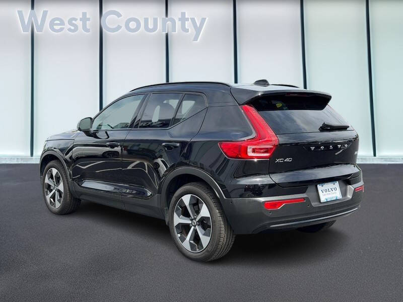 2025 Volvo XC40 B5 Plus Dark Theme