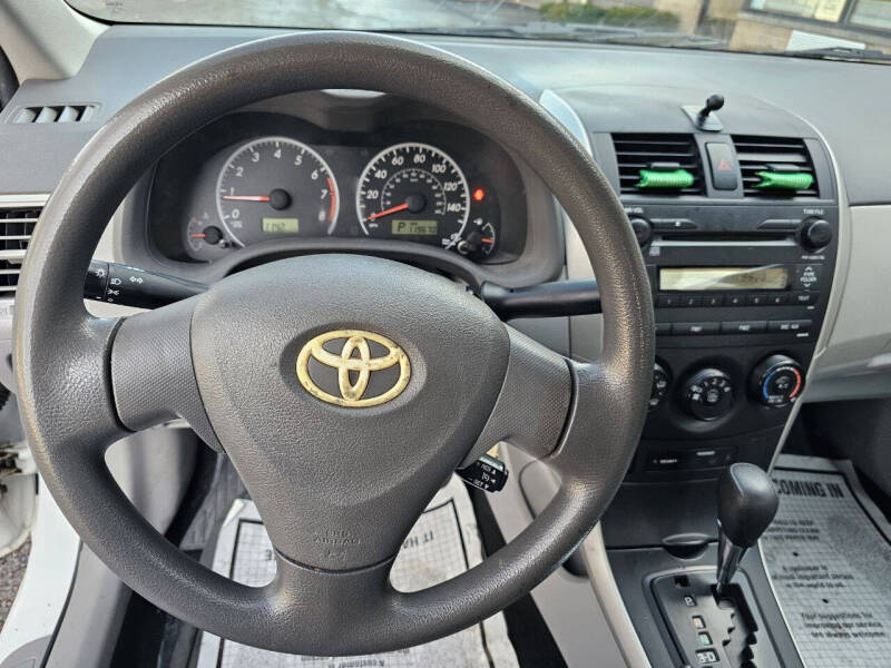 2009 Toyota Corolla LE photo 14