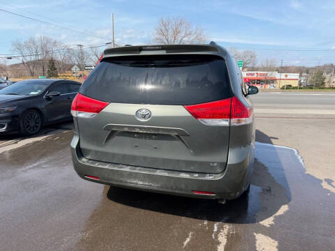 2011 Toyota Sienna LE 7-Passenger Auto Access Seat