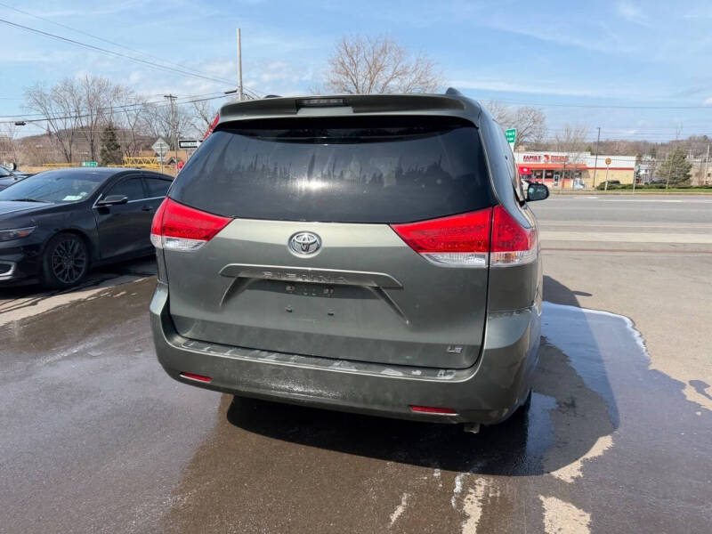2011 Toyota Sienna LE 7-Passenger Auto Access Seat