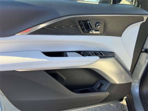 2024 Cadillac LYRIQ Luxury 2