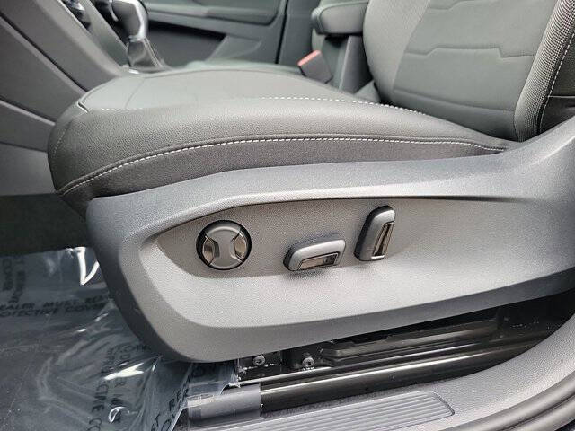 2025 Volkswagen Taos SE Black