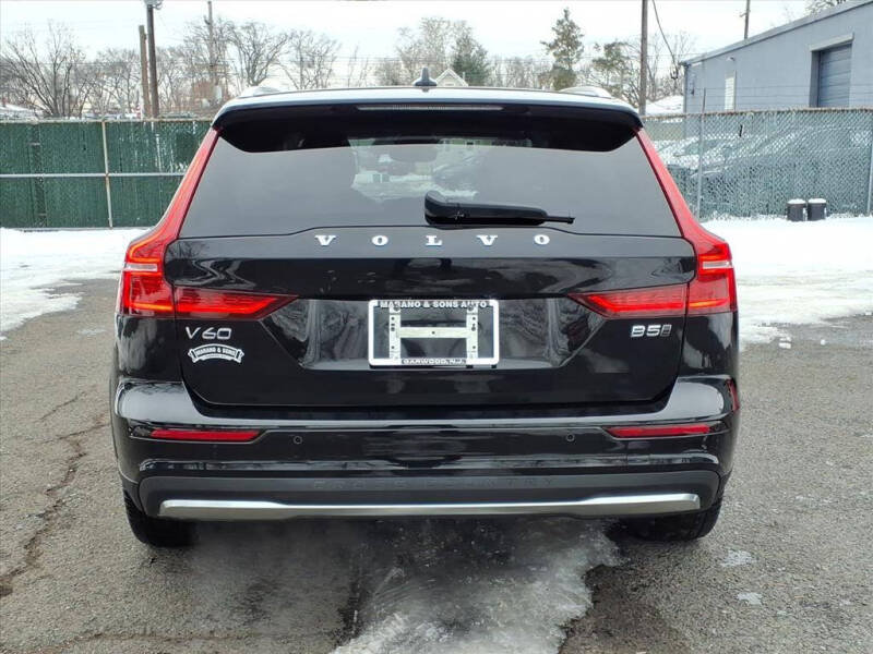 2025 Volvo V60 Cross Country B5 Plus