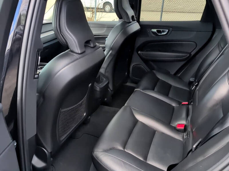 2025 Volvo XC60 B5 Core Dark Theme