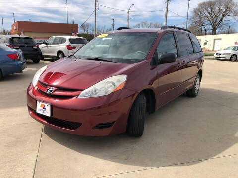 2008 Toyota Sienna for sale at EURO MOTORS AUTO DEALER INC in Champaign IL