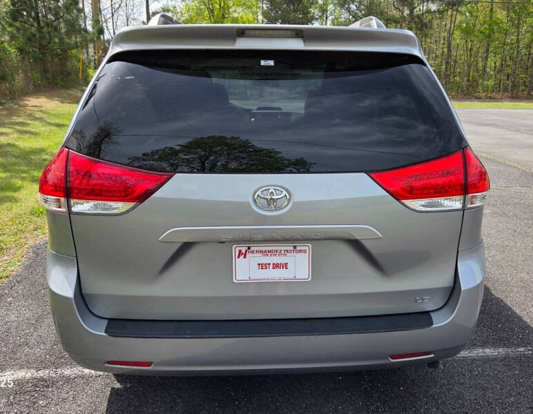 2013 Toyota Sienna LE 8-Passenger