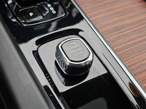 2023 Volvo XC60 B6 Ultimate Dark Theme