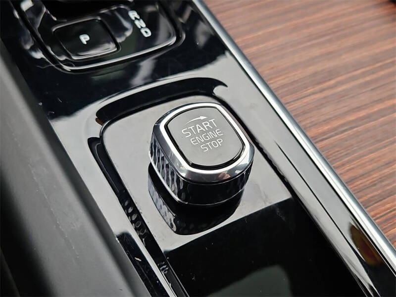 2023 Volvo XC60 B6 Ultimate Dark Theme