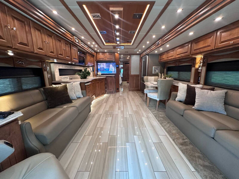 2019 Tiffin Phaeton 40qkh BUNK BEDS, King Bed