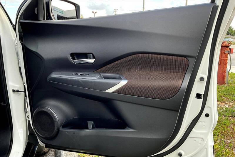 2022 Nissan Kicks SR