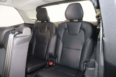 2022 Volvo XC90 T6 Momentum 7-Passenger